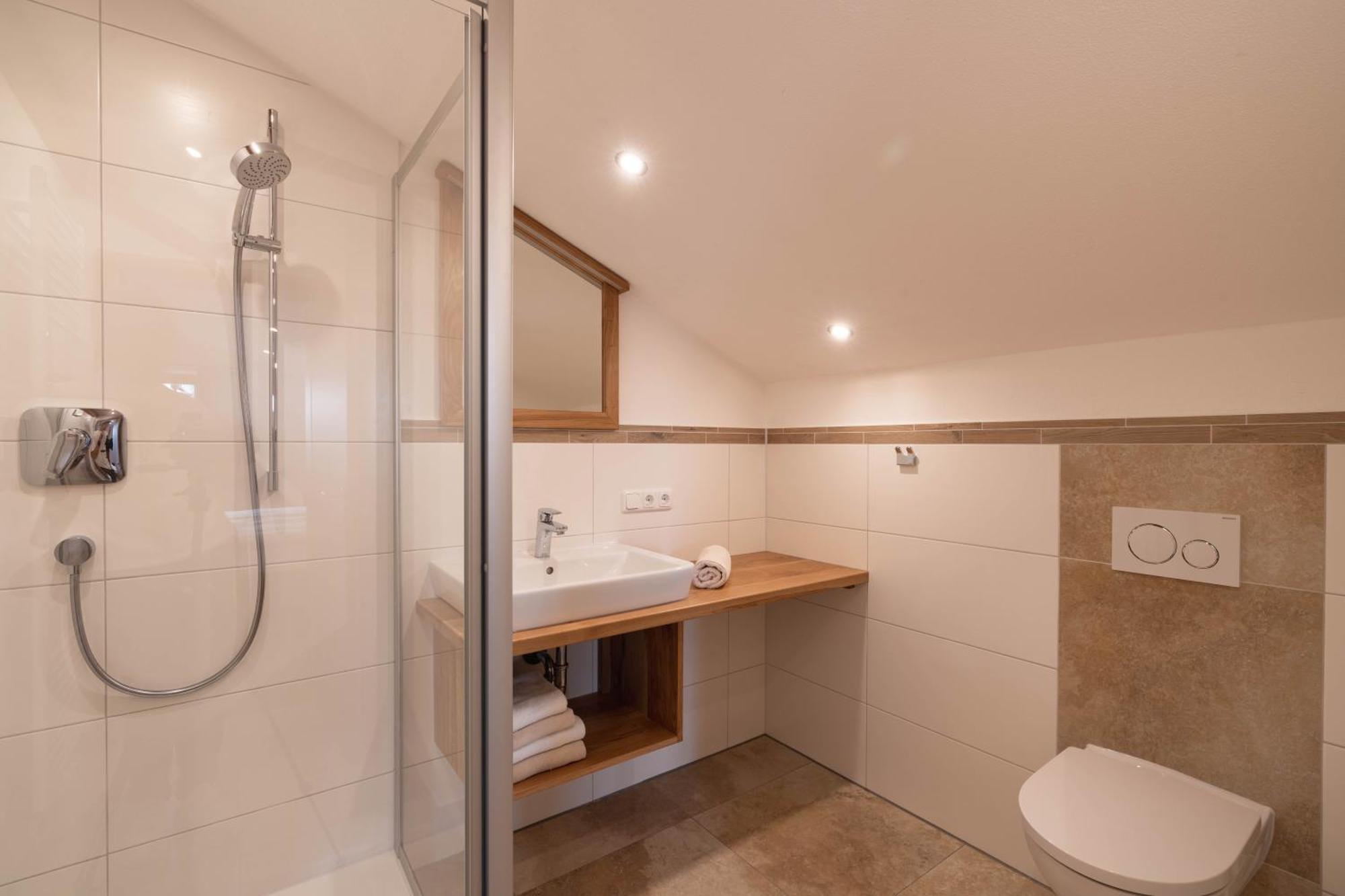 Gaeste- Und Apartmenthaus Wiesholler Chieming Dış mekan fotoğraf