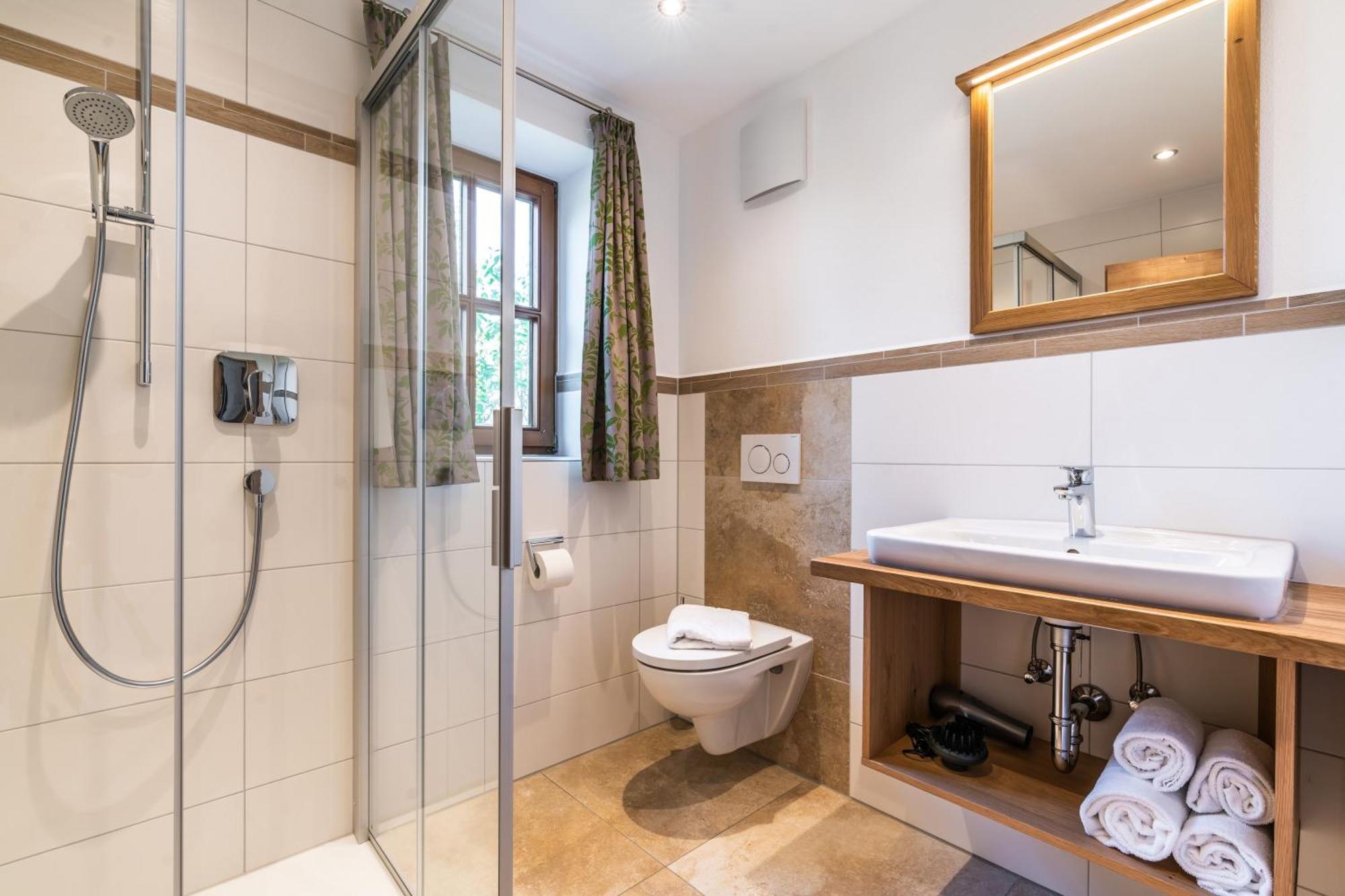 Gaeste- Und Apartmenthaus Wiesholler Chieming Dış mekan fotoğraf