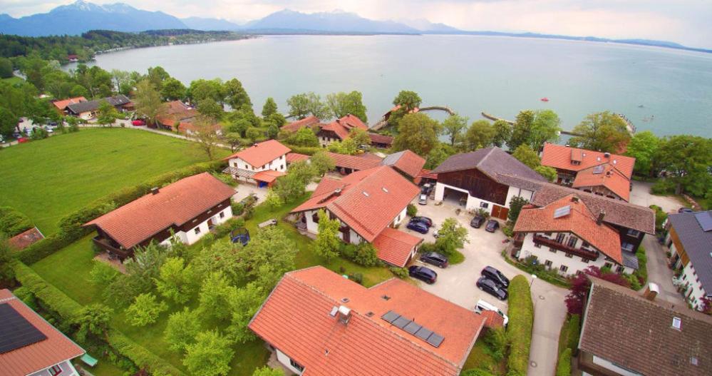 Gaeste- Und Apartmenthaus Wiesholler Chieming Dış mekan fotoğraf
