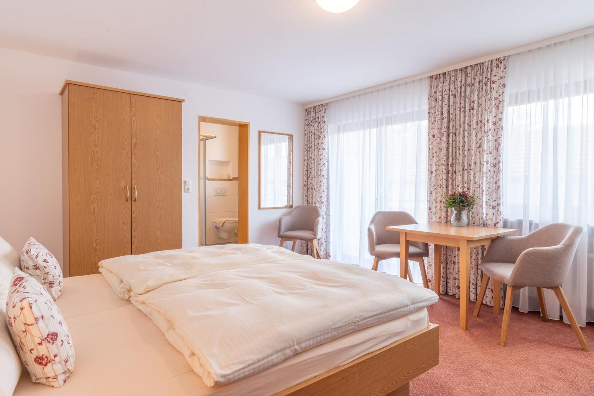 Gaeste- Und Apartmenthaus Wiesholler Chieming Dış mekan fotoğraf